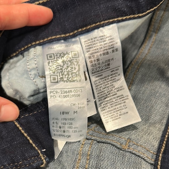 Women's Dark Wash Levi’s Jeans - Picture 5 of 5